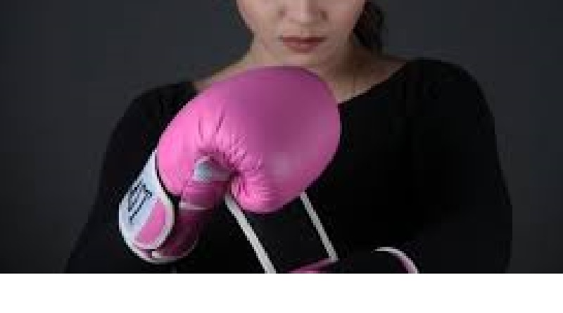 Une maman se pointe avec un gant de boxe pour frapper un élève