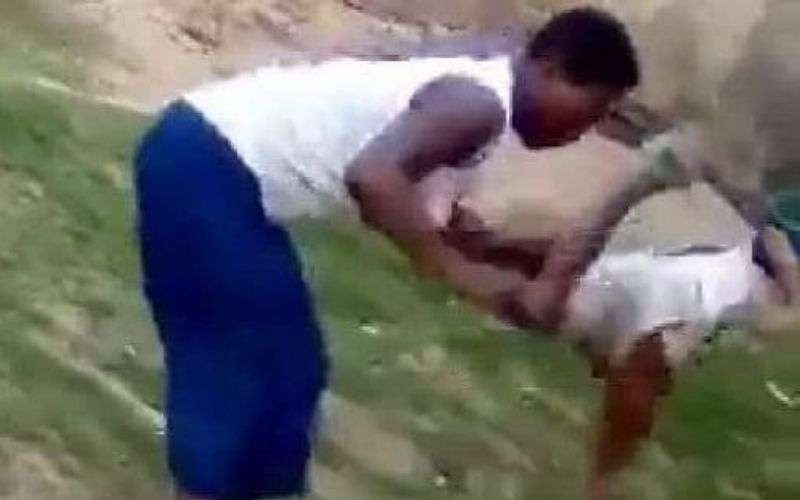 Une mère maltraite son enfant et piétine sa tête ; la toile sous le choc (photo)