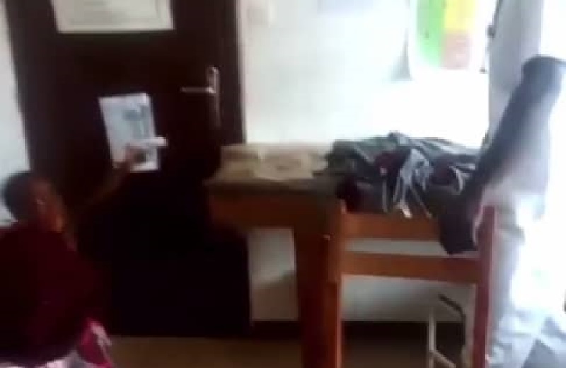 Venu à l’hôpital pour se faire soigner, il menace de tirer sur l’infirmier s’il essaye de lui faire une piqûre (vidéo)