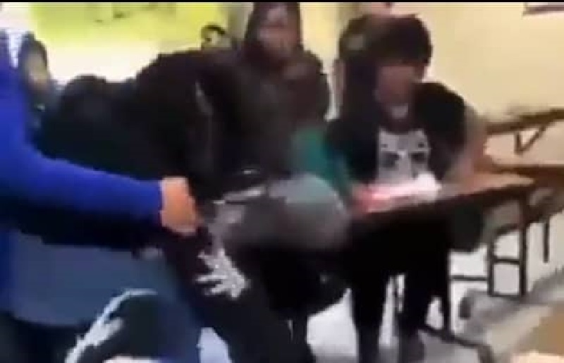 Victime de racisme, une étudiante indienne sauvée par une camarade noire qui s’en est prise violemment à son agresseur (vidéo)
