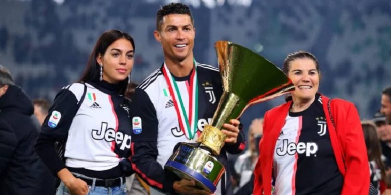 [Vidéo] : Quand Cristiano Ronaldo a cogné son fils Junior et Georgina avec le trophée