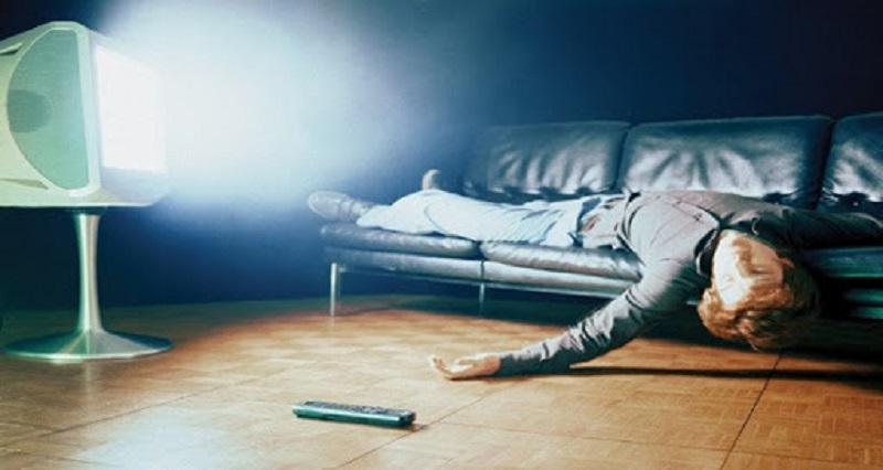 Voici pourquoi s’endormir devant la télévision est vraiment une très mauvaise idée