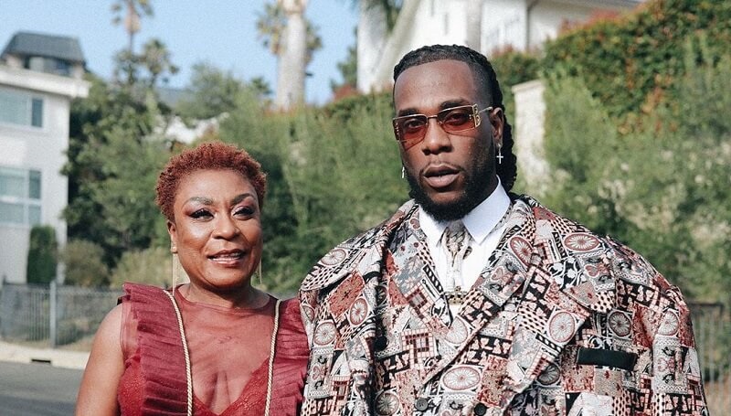 Burna Boy : la mère de la star célèbre le succès de sa prestation au Hollywood Bowl en dansant sur scène (vidéo)