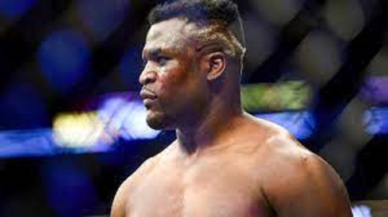 Francis Ngannou : le boxeur se fait frapper en buvant son café… (vidéo)