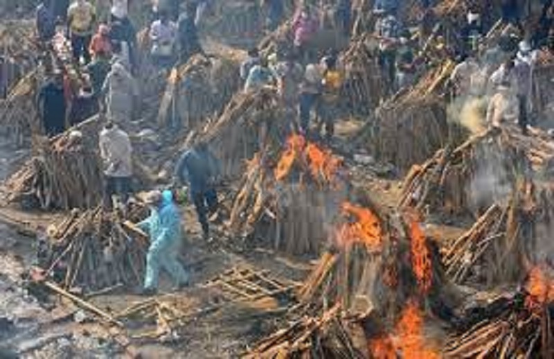 Covid-19 / Inde : les corps des victimes brûlés dans la rue et les parcs (vidéo)
