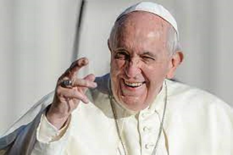 Pape François : alors qu’il s’apprêtait à prendre une photo avec des officiers italiens, le souverain pontife leur fait une demande surprenante (photos)