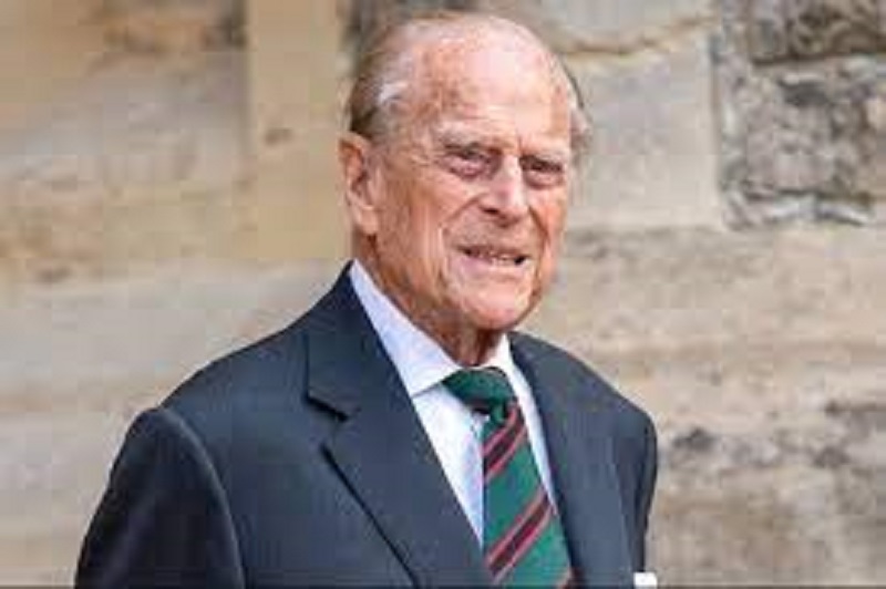 Décès du prince Philip : Emmanuel Macron rend hommage à l’illustre disparu