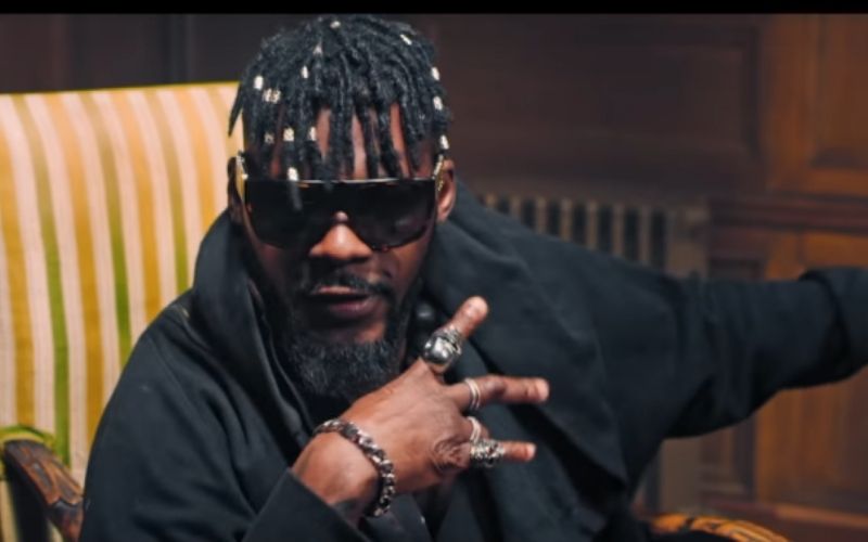Dj arafat : un fan fait le buzz avec un tatouage impressionnant de l’artiste dans son dos (vidéo)