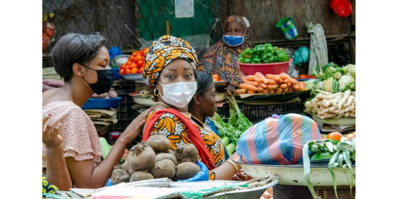 Guinée : quand la femme d’Alpha Condé fait ses courses dans un marché populaire (photos)