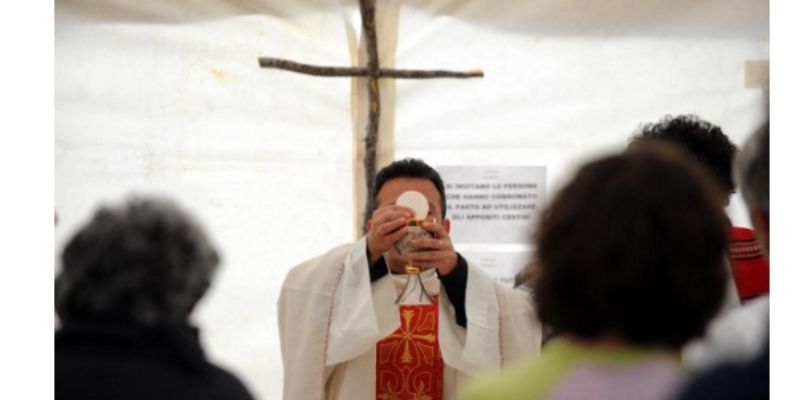 Italie : un prêtre dévoile ses sentiments pour une femme, à la fin de la messe