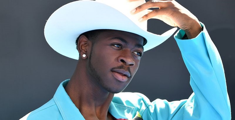 Lil Nas X enceinte ? : le rappeur s’affiche avec sa grossesse ! Le monde sous le choc (photos)