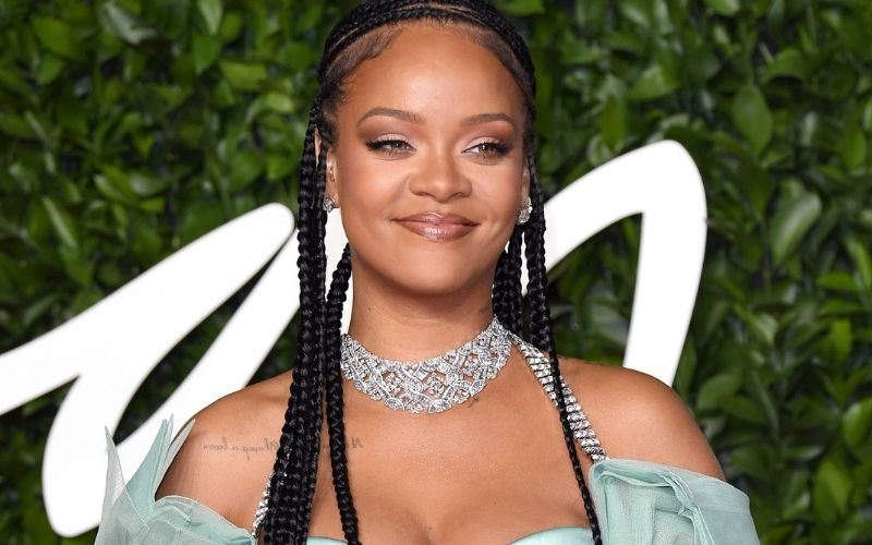 Rihanna enceinte : la star se dévoile hyper séduisante avec son ventre et enflamme la toile (Photos)
