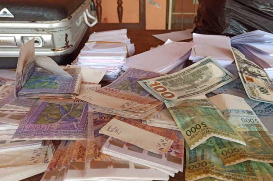 Togo : Plus de 10 millions de Fcfa de faux billets saisis dans une voiture conduite par un ado de 15 ans