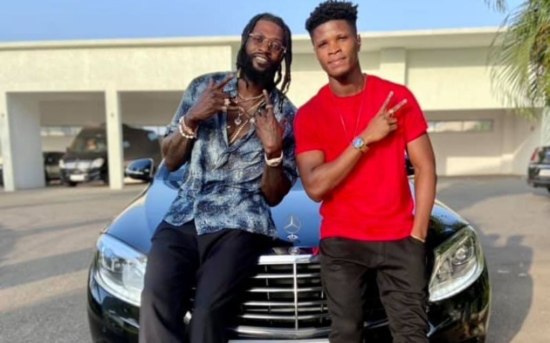 Togo : Adebayor fait pleuvoir des billets sur Santrinos Raphaël (vidéo)