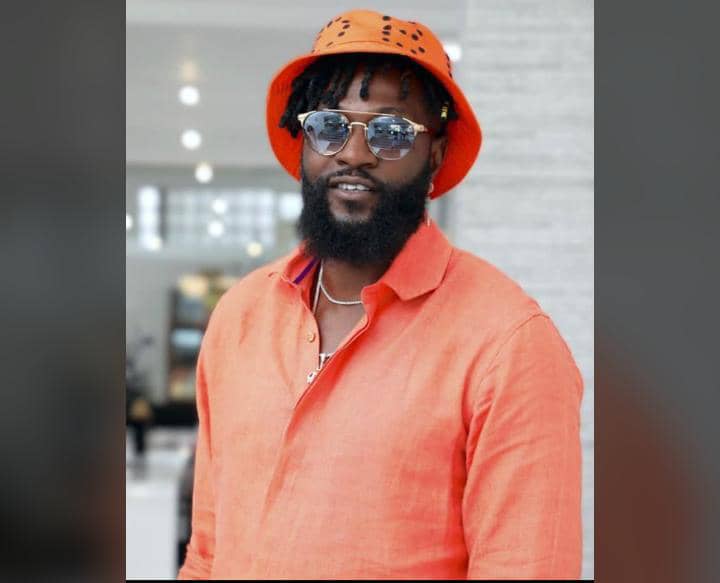Stars : Adebayor présente son nouveau petit ami à la toile (vidéo)