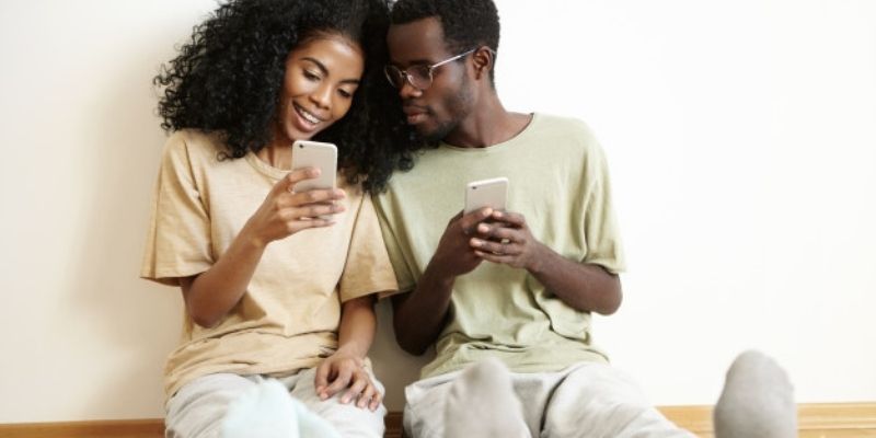 Quelle place pour les réseaux sociaux dans les relations amoureuses aujourd’hui?