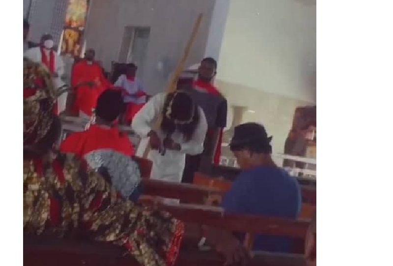 Vendredi Saint : Un ‘Jésus’ frappé sur le chemin de croix pique une grosse colère (vidéo)