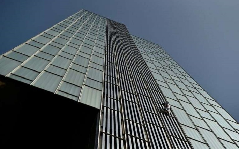 Un homme escalade un immeuble de 116 mètres à mains nues (vidéo)
