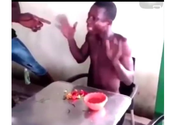 Un présumé voleur arrêté, contraint de manger une grande quantité de piment accompagnée d’eau chaude (vidéo)