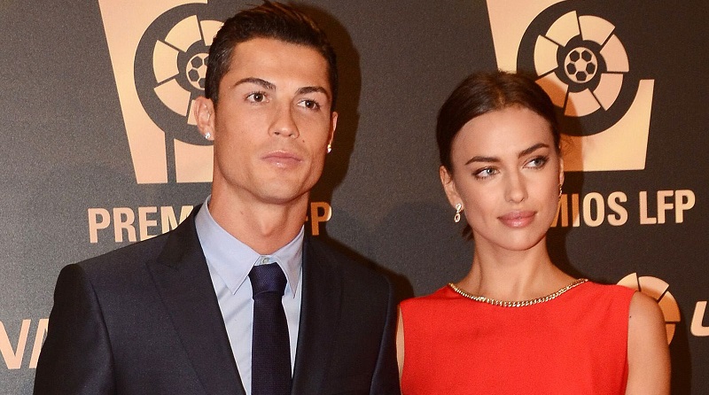 Irina Shayk : l’ex de Cristiano Ronaldo pose seins nus dans un bikini sur la plage (photos)