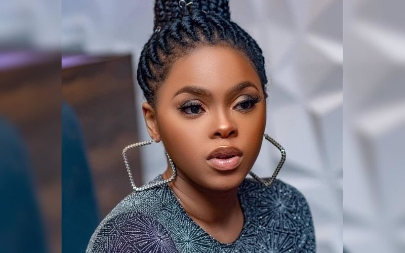 Chidinma Ekile : la chanteuse nigériane s’affiche en tenue militaire avec une arme à la main ; la raison (photo)
