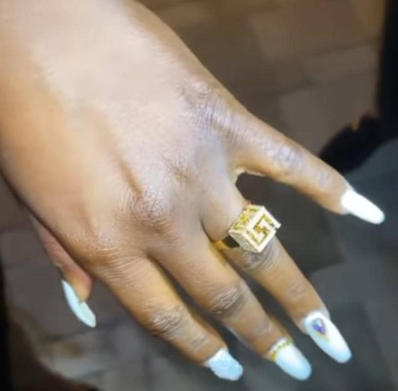 Maria Mobil : « Ma bague de fiançailles n’existe qu’en 6 exemplaires » ; voici les 3 personnes qui la possèdent déjà