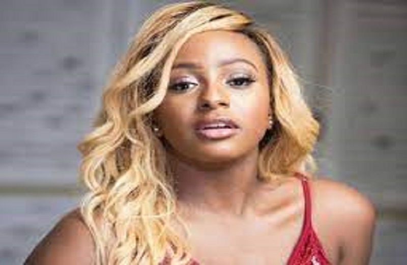 DJ Cuppy : la fille du milliardaire nigérian Otedola fait polémique avec ses 2 jolis chiots en serviette (photo)