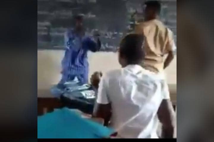 École / Scène déplorable : un enseignant plie les poings contre un élève dans une salle de cours, les faits (vidéo)