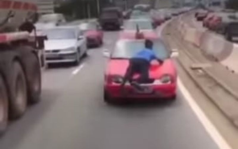 Fait insolite à Abidjan : un agent de police met sa vie en danger en essayant d’arrêter un taxi en pleine marche (vidéo)