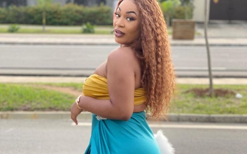 « Mais attention au cul.. » Josey bluffe les internautes avec ses courbes généreuses (vidéo)