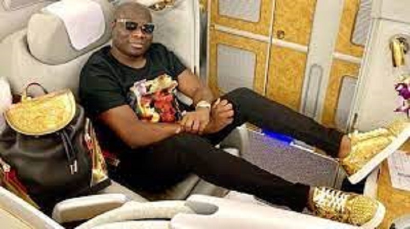 Mompha : le rival de Hushpuppi électrise la toile en exhibant sa nouvelle voiture (Photo)