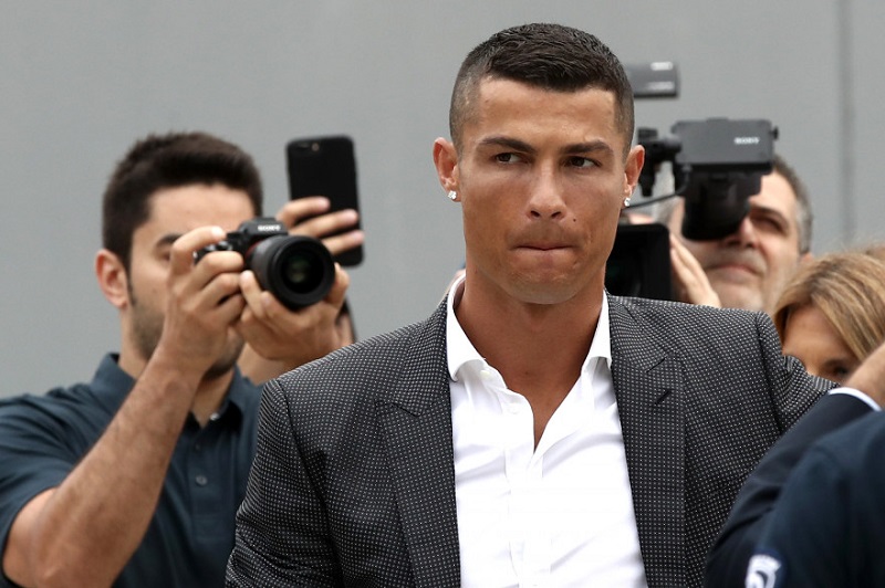 Panique totale à Turin ! Cristiano Ronaldo fait déménager ses voitures (vidéo)