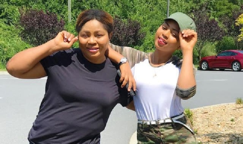 « C’est qui ça ? » : Regina Daniels très surprise par cette photo de sa mère