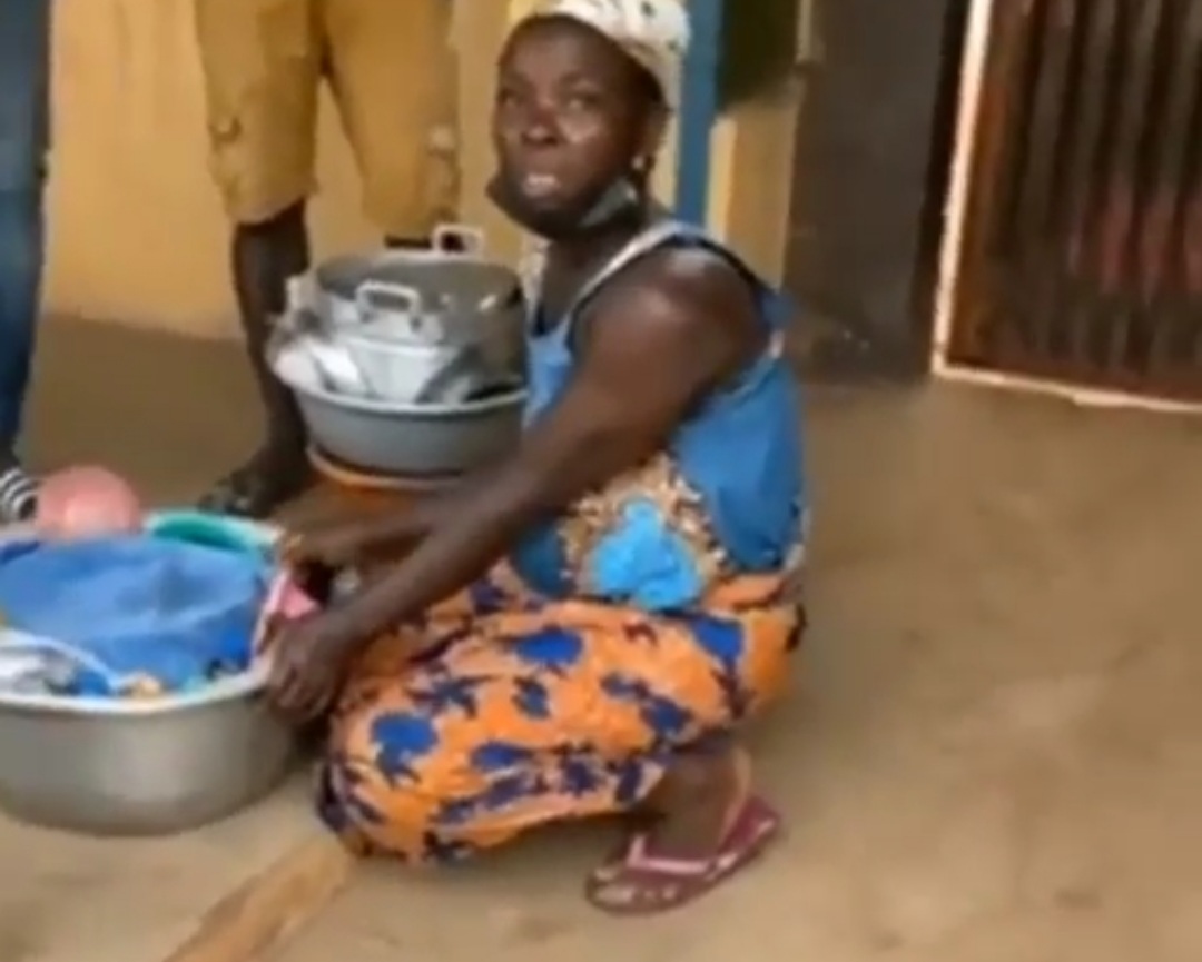 Togo / Vidéo : à Lomé, Aristo le blédard s’offre toute la marmite de « Vèyi » (haricot) d’une vieille dame