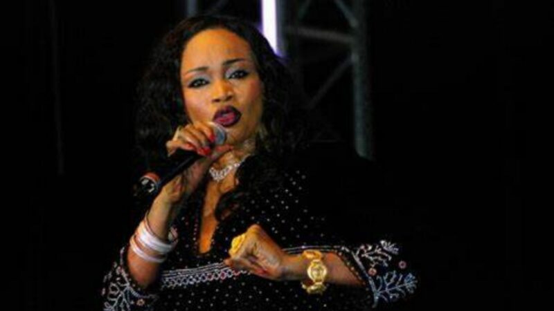 Sidiki Diabaté et Oumou Sangaré en concert à Abidjan : la guerre muette à l’horizon ; Oumou Sangaré prend les devants !