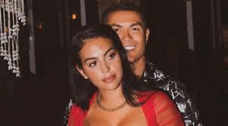 Cristiano Ronaldo : la star s’affiche avec son bijou d’une valeur de 65 millions de Fcfa ; un cadeau de Georgina (vidéo)