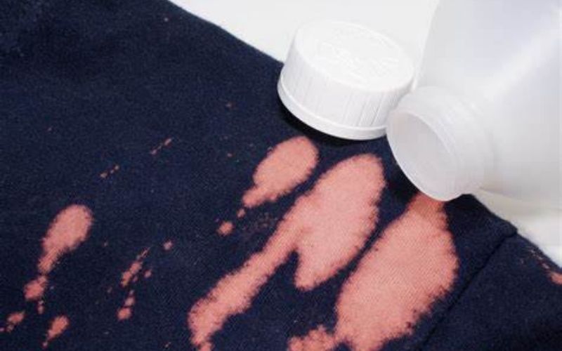 Vêtements tachés à l’eau de javel : voici comment retirer les taches insistantes