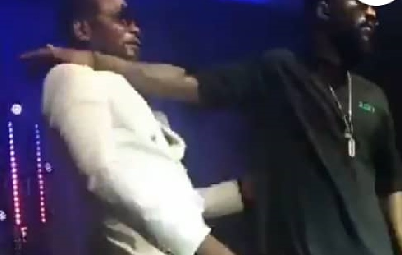 Fally Ipupa : quand la star pète un câble et repousse violemment un fan en plein concert (vidéo)