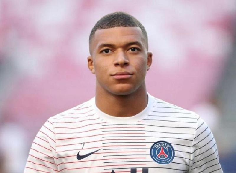 La bombe ! Kylian Mbappé entretiendrait-il une relation homosexuelle avec un de ses coéquipiers au PSG ?
