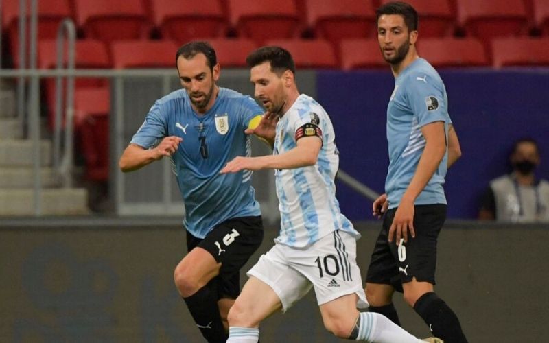 Copa America : le festival de Lionel Messi au milieu de 4 Uruguayens impressionne les fans de foot (vidéo)