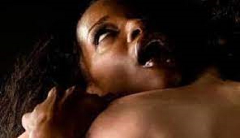 Ghana : les cris d’une femme en plein orgasme alertent tout le quartier (vidéo)