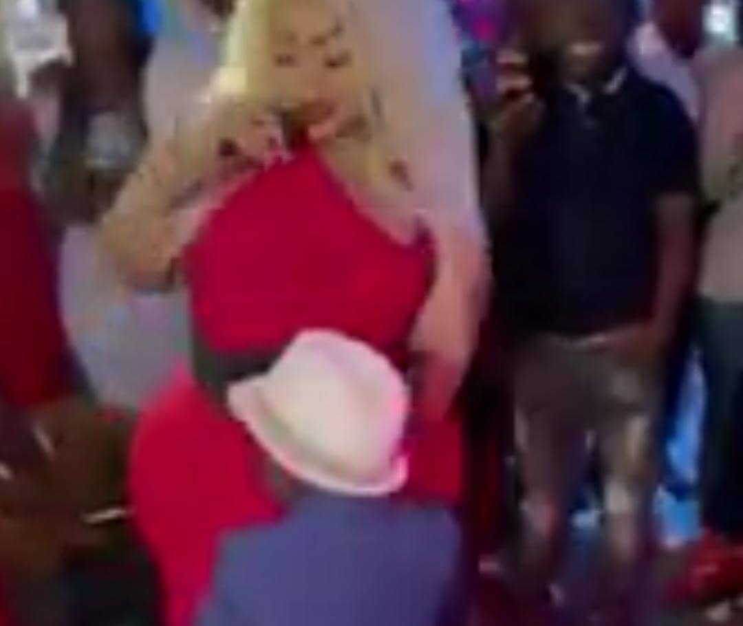 Grand P marque son territoire : Cette danse hyper sensuelle avec Eudoxie Yao sur scène met tout le monde d’accord