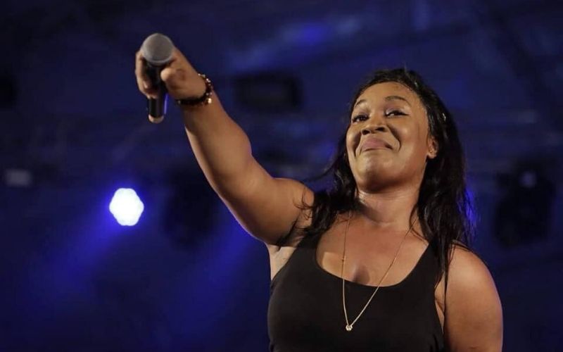 Josey : l’émouvant hommage de la chanteuse à ses parents lors de son concert (vidéo)