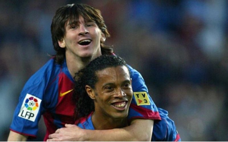 Parc des Princes : la belle image des retrouvailles entre Ronaldinho et Lionel Messi (photos)