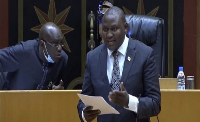 Sénégal : un député pro-Macky Sall menace son collègue avec… une machette