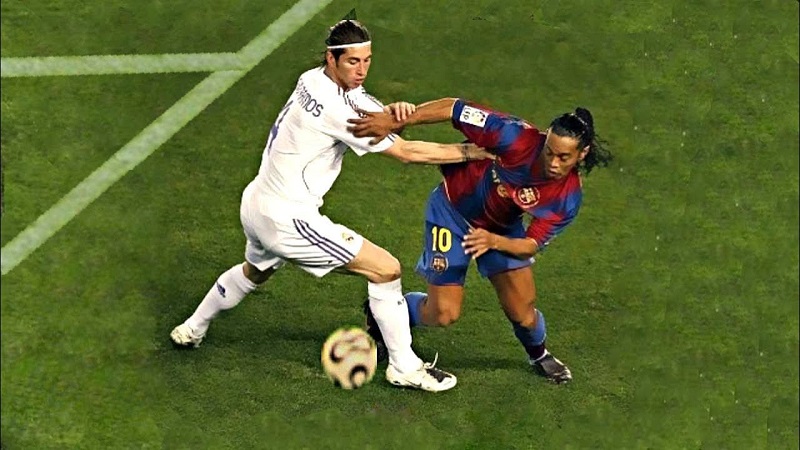 Stars : Ronaldinho chambre Sergio Ramos… le défenseur répond de façon géniale (photos)