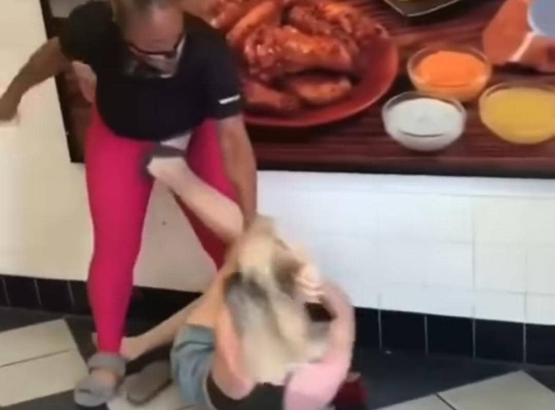 Une Blanche tabassée par une femme Noire qu’elle a traitée de ‘Négresse’ (Images sensibles)