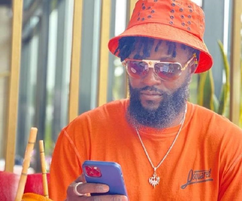 Adebayor et ses virées nocturnes : la star aperçue dans une folle ambiance (vidéo)