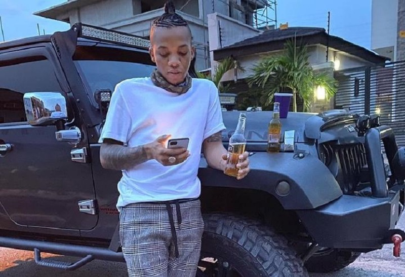 Tekno : l’artiste nigérian fait une chute au skateboard, la toile morte de rire (vidéo)