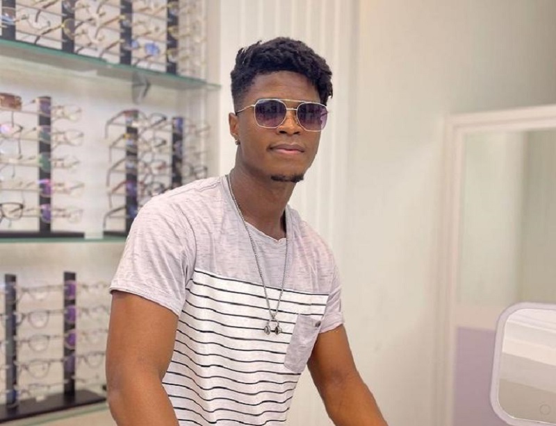 Santrinos : « Qui veut la paix prépare la guerre. À l’allure où… » ; arme à la main, l’artiste annonce être prêt pour… (photo)